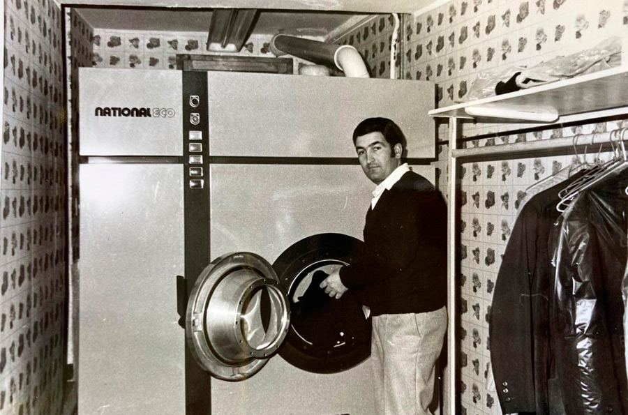 Mi padre Antoni con su primera máquina de seco
