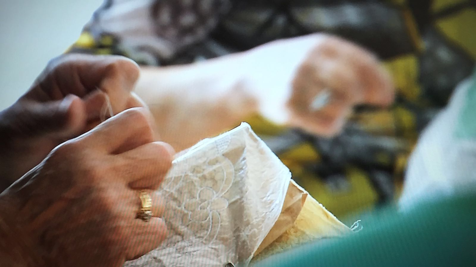 Mujeres haciendo bolillos en Burano