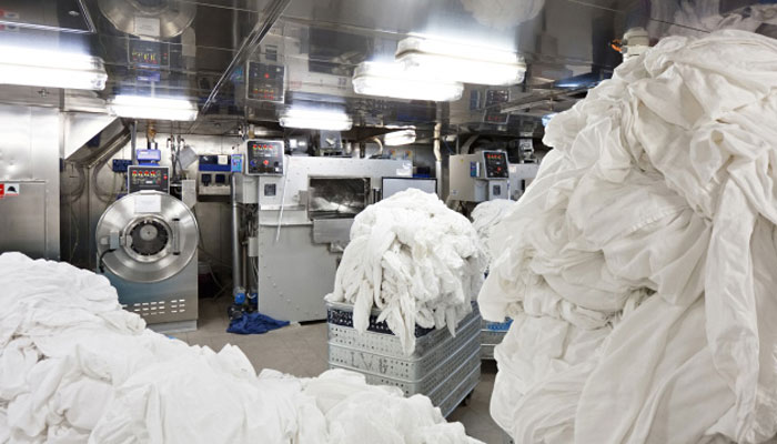Limpieza en seco de ropa paño limpio proceso químico lavandería tintorería  industrial