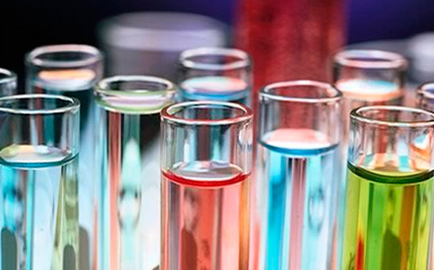 El agua flota sobre el percloretileno en el separador.